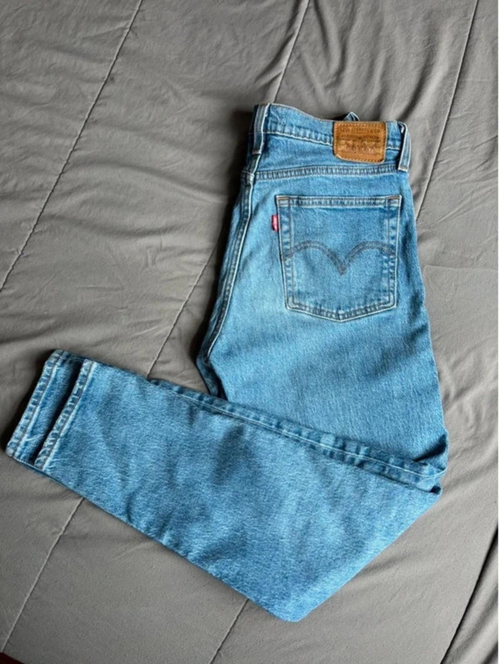 Womens size 27 Wedgie Straight High Rise Levis Jeans